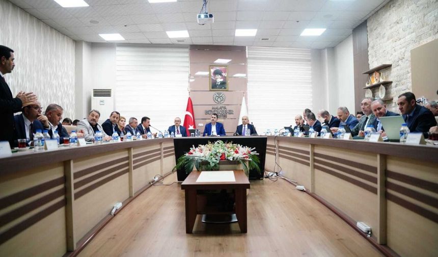 Bakan Kurum: Özgür Bey etrafına baksın yapılanları iyi görür