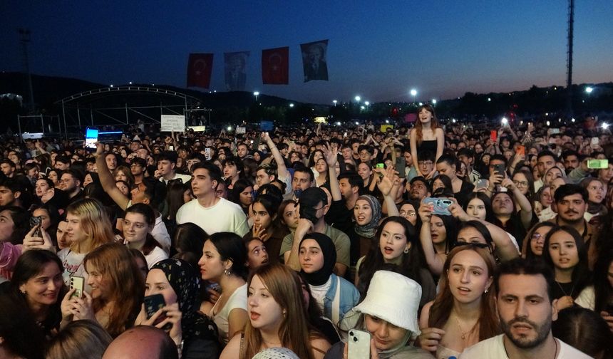 Bursa'da 19 Mayıs kutlamaları kapsamında Mor ve Ötesi ile Hayko Cepkin konser verdi