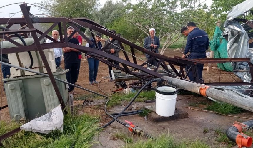 Diyarbakır ve Batman'da fırtına; çatı ve ağaçlar, araçların üzerine devrildi (3)