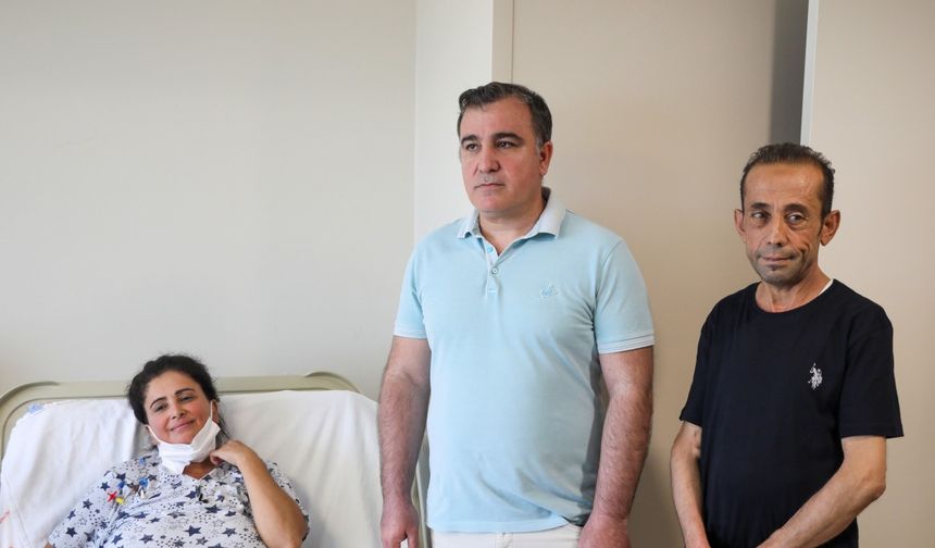 Doktorları, 2'şer kez böbrek nakli olan çifti 'mucize' diye tanımladı