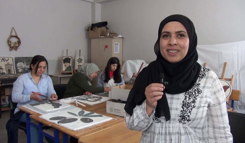 Evde oturmak yerine mozaik sanatçısı oldular