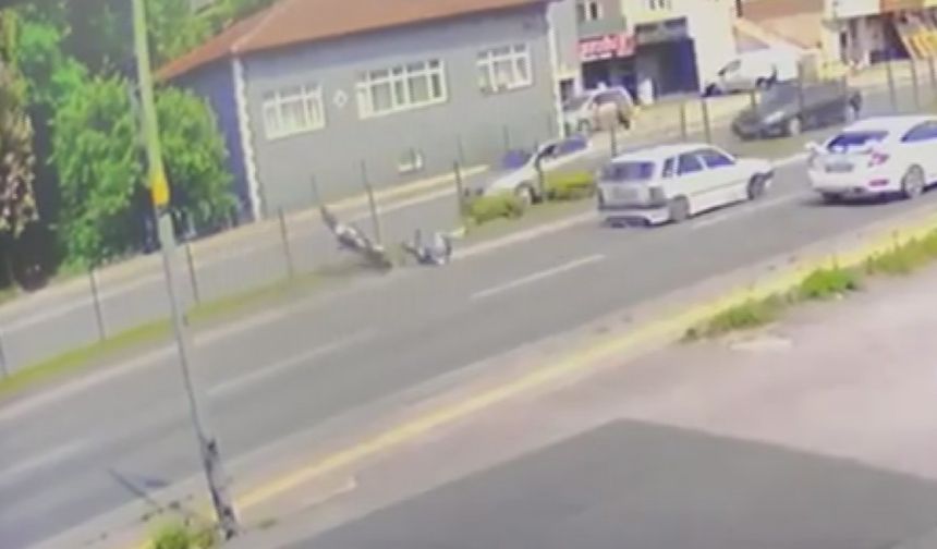 Motosiklet tellere çarpıp takla attı; kaza anı kamerada
