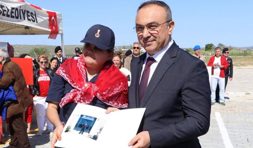 Temsili askerlik töreninde komandoların gösterisi ilgiyle izlendi