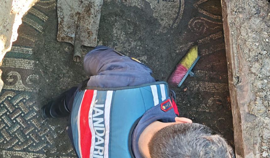 Tokat'ta izinsiz kazıda Antik Yunanca yazı olan mozaik bulundu; 2 tutuklama