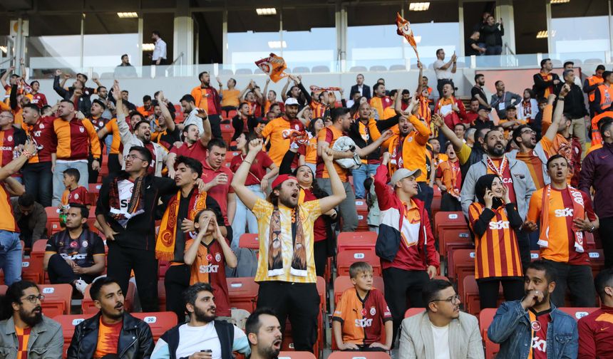 Trabzonspor ve Galatasaray oyuncuları zemini incelemeye çıktı