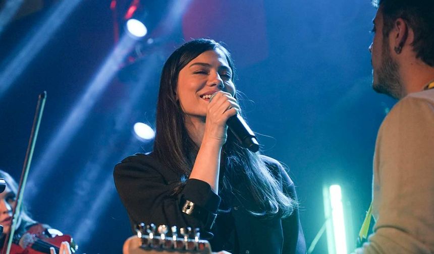 Eşref Rüya Dizisinde Demet Özdemir'den Müzik Şöleni