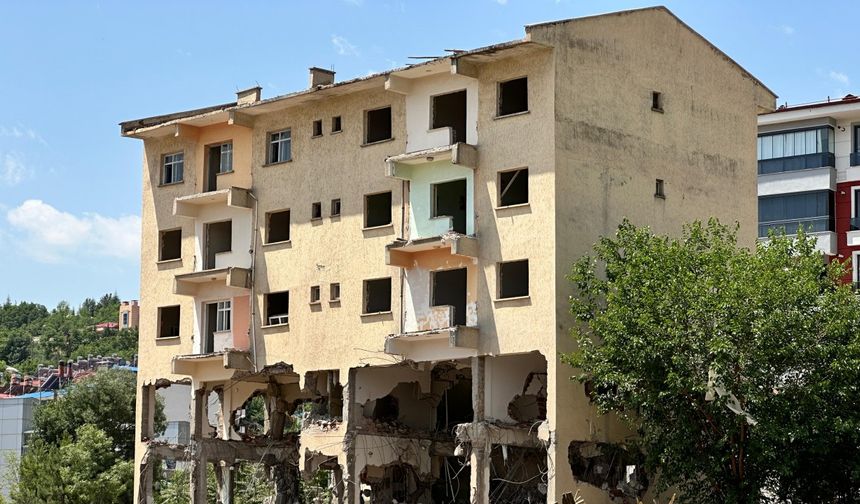 Tunceli'de hasarlı yapılar yıkılıyor /Video eklendi