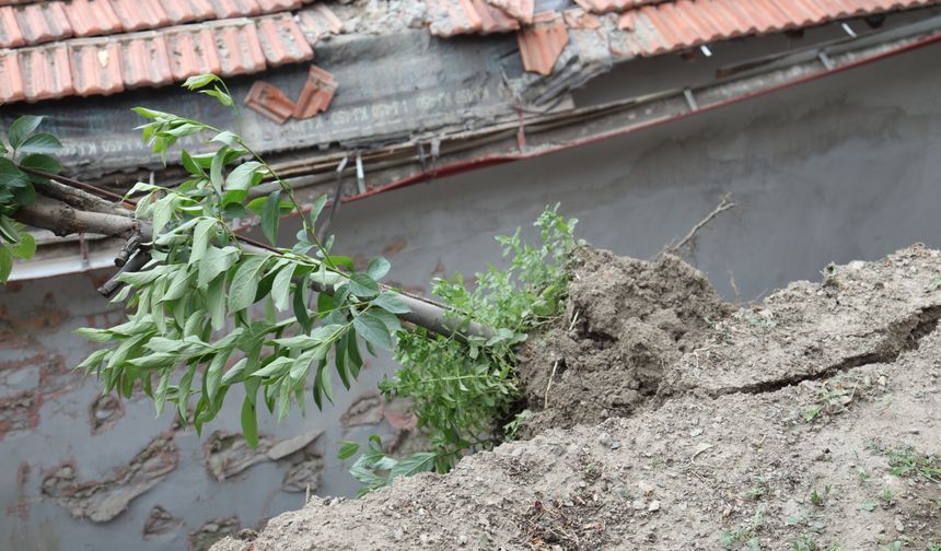 Amasya'da istinat duvarı çöktü, enkaz diğer evin içine doldu