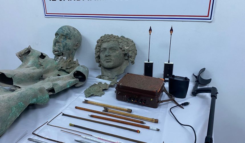 Bayburt'ta 156 adet tarihi eser ele geçirildi; operasyon anı kamerada