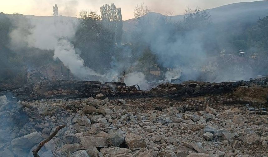 Çankırı- Köydeki yangında 3'ü metruk, 6 ev kullanılamaz hale geldi /Video eklendi