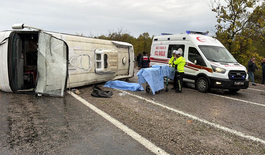İşçi servis midibüsü devrildi: 1 ölü, 19 yaralı