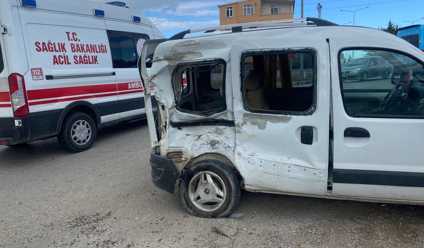 Sinop'ta hafif ticari araca çarpan 2 motosikletin sürücüleri yaralandı