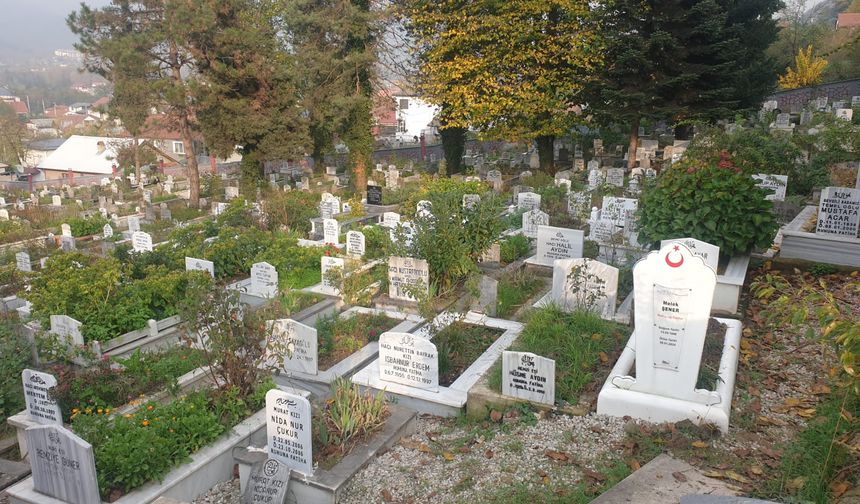 Acılı aileler, 12 Kasım Depremi'nde kaybettikleri yakınlarının mezarlarını ziyaret etti