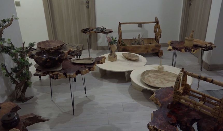 Ağaç parçalarını eşyaya dönüştürüyor; hayali müze kurmak