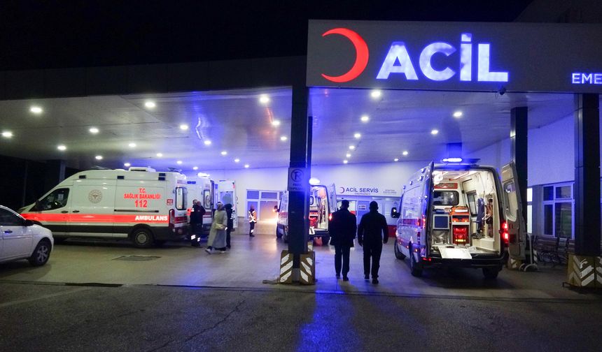 Alacak meselesi nedeniyle tartıştığı 2 kişiyi bıçaklayıp, teslim oldu