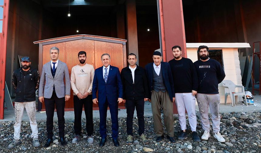 Babalarının isteğiyle, İstanbul'daki konteyner fabrikalarını deprem riski altındaki Bingöl'e taşıdılar / Ek fotoğraflar