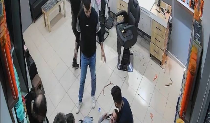 Dükkana giren motosikletli saldırganın berbere ateş ettiği anlar kamerada