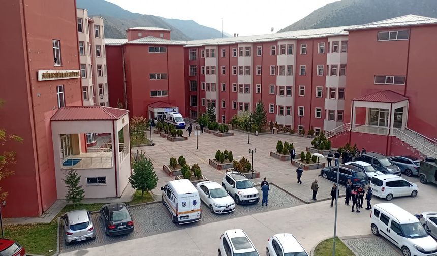Gümüşhane Üniversitesi'nde kadın memur silahla rehin alındı; şüpheli ikna edildi (3)