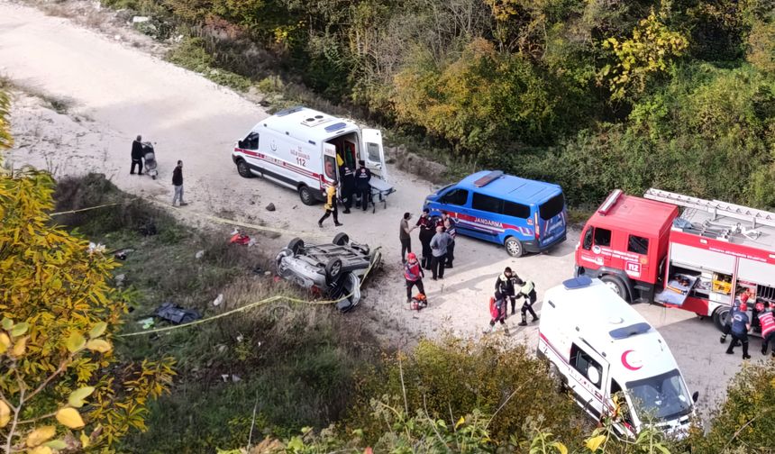 Otomobil, uçuruma devrildi: 1 ölü, 3 yaralı