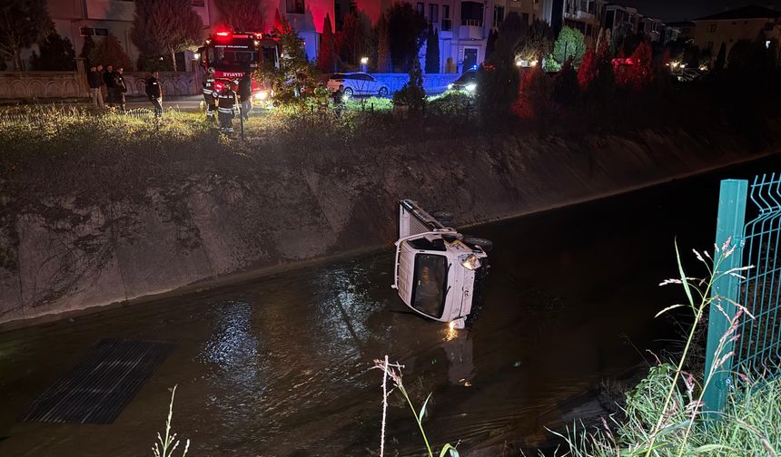 Sulama kanalına devrilen kamyonetin alkollü sürücüsü yaralandı