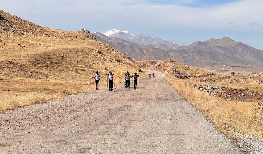 Tekerlekli kayak takımı, köy yolunda Balkan Şampiyonası'na hazırlanıyor
