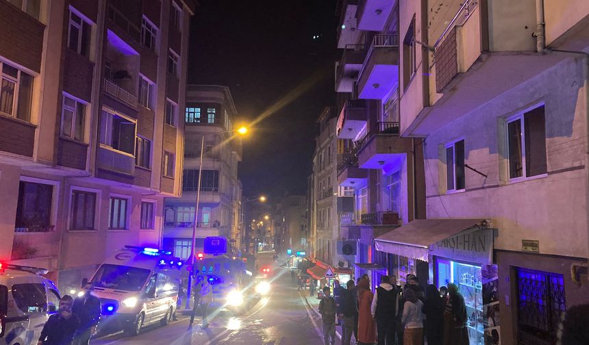 Yanan evde mahsur kalan anne ve oğlu yaralandı