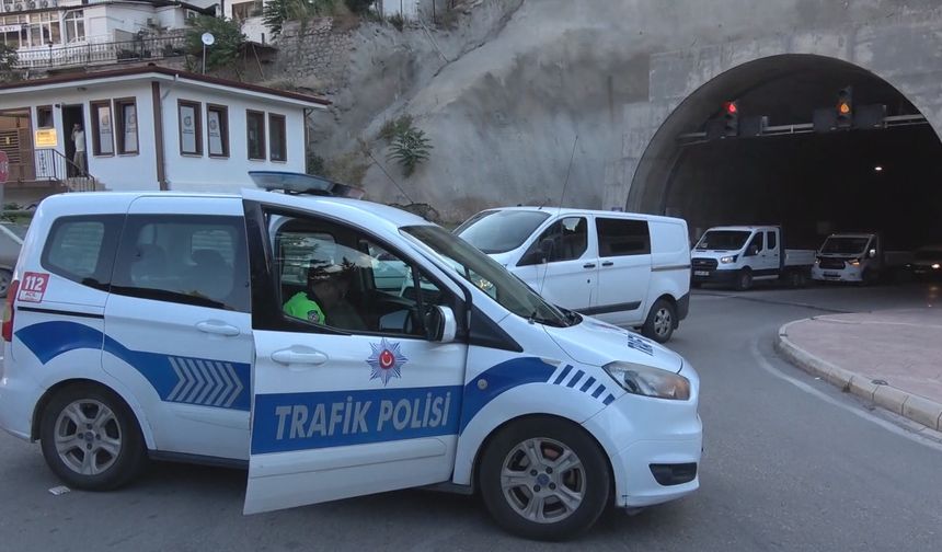 Amasya’da Ferhat Tüneli’ndeki 4 otomobilin karıştığı zincirleme kaza kamerada