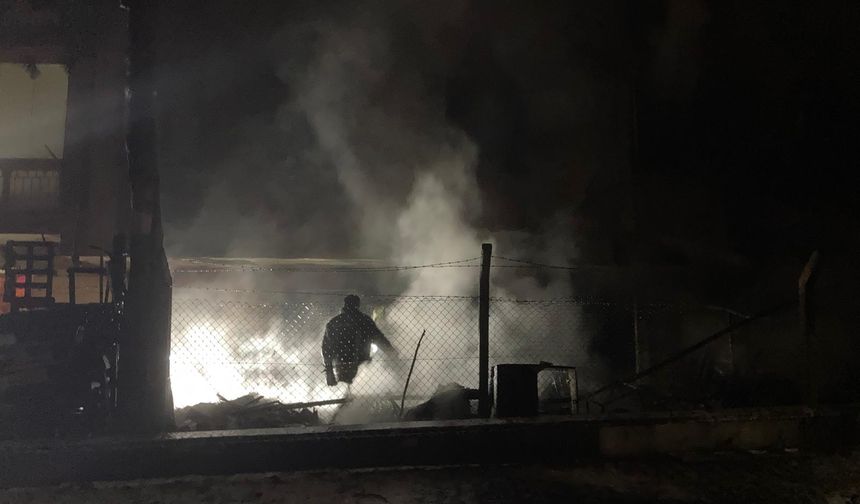 Ankara’da hurdalık alanda çıkan yangın apartmana sıçradı; 8 kişi dumandan etkilendi