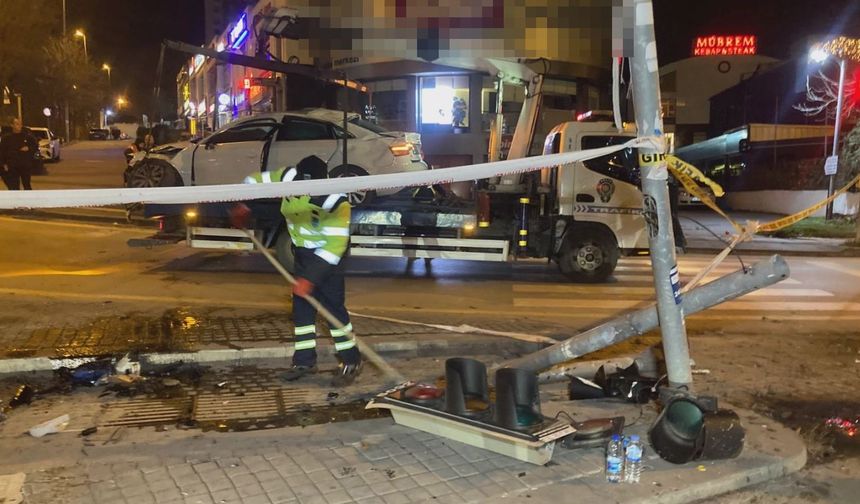 Ankara'da otomobil, motosiklete ve sinyalizasyon direğine çarpıp takla attı; 4 yaralı