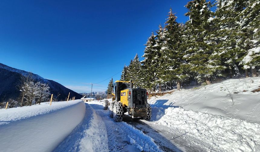 Doğu Karadeniz'de 61 köy yolu, kardan kapandı