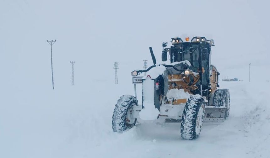 Hakkari'de 281 yerleşim yeri ulaşıma kapandı; okullara 'kar' tatili