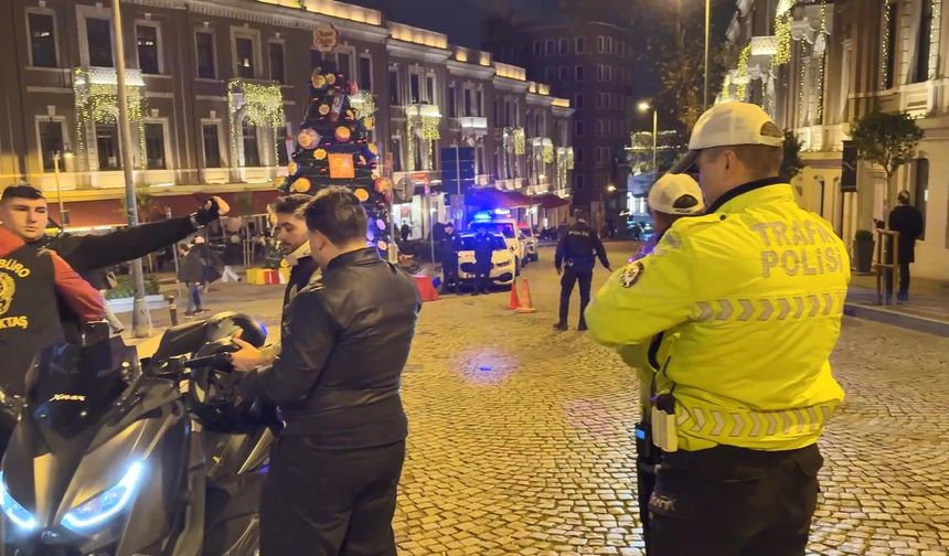 İstanbul - Beşiktaş’ta yüksek sesli müzik açan sürücü polise yakalandı: 14 günde 1,5 milyon lira ceza kesildi 