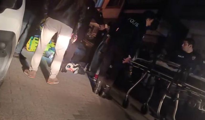 İstanbul - Küçükçekmece'de bekçilerin 'dur' ihtarına uymayan sürücü aracıyla kaçarken kadına çarptı; kaza kamerada 