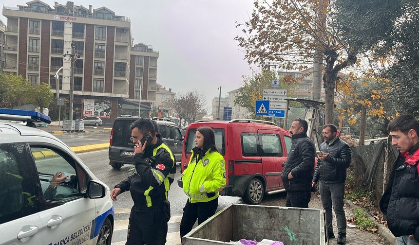 Park halindeyken hareket eden hafif ticari araç durağa çarptı