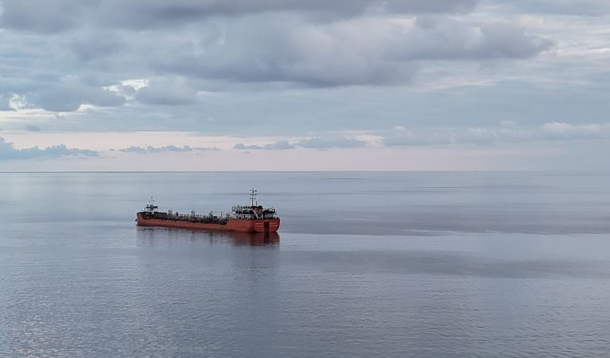 Saldırıya uğrayan ‘MIDVOLGA-2’ isimli gemi Sinop açıklarında bekliyor