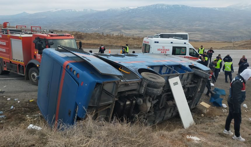 Sivas'ta cezaevi nakil aracı devrildi; 9 yaralı