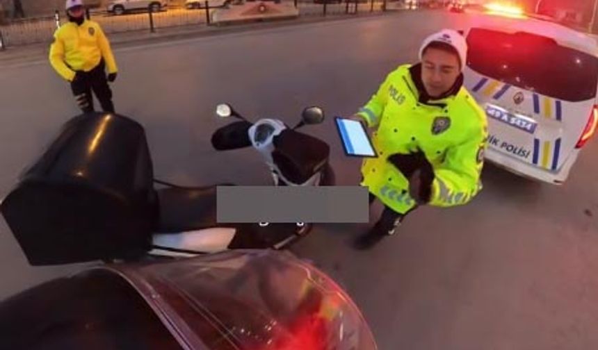 Trafik polisi, soğuktan elleri titreyen kuryeye eldivenlerini verdi