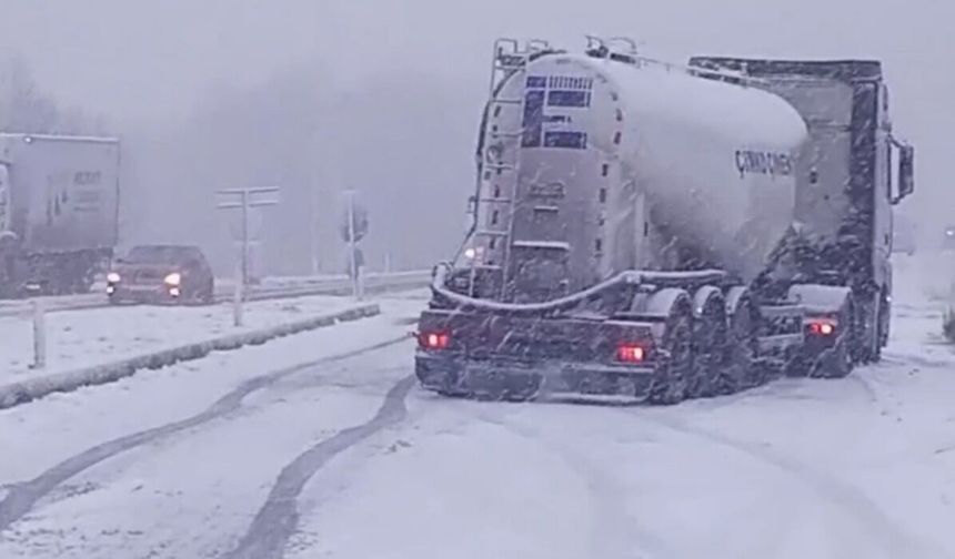 Yolu kar nedeniyle kapanan köyüne ekmek taşıdı