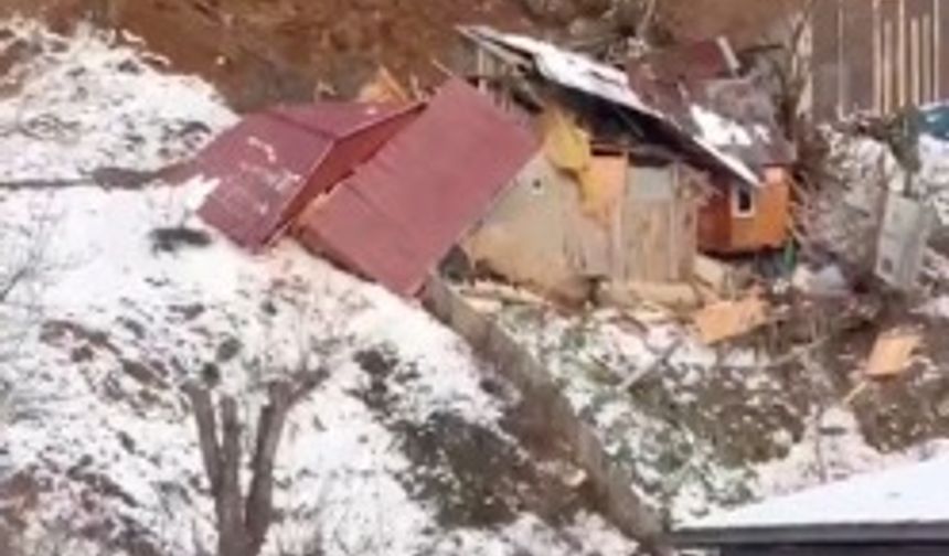 Artvin'de heyelan; ev ve ahır yıkıldı