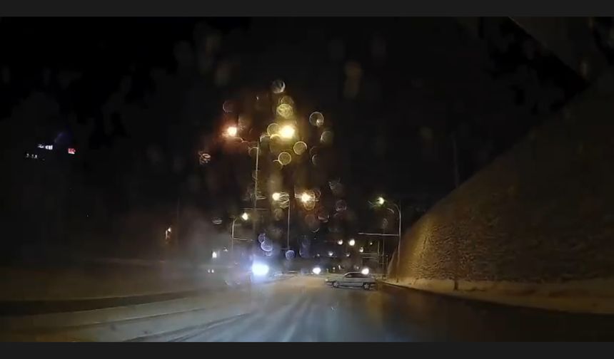 Buzlanan yolda sürücüsünün makas attığı otomobil, refüje çarptı