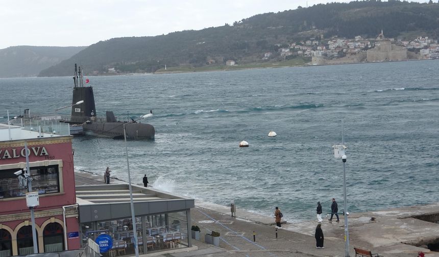 Çanakkale Boğazı fırtına nedeniyle çift yönlü trafiğe kapatıldı