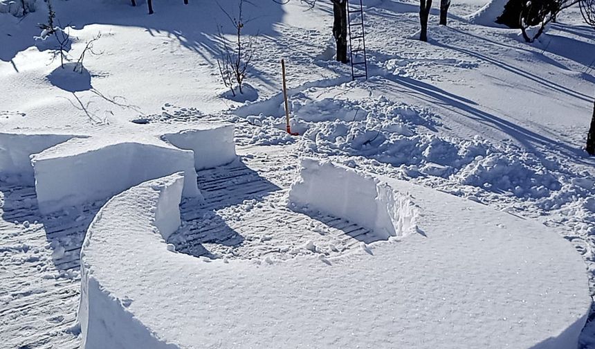 Çatıdaki karla ay- yıldız figürü yapıp bayrağa saldırıya tepki gösterdi