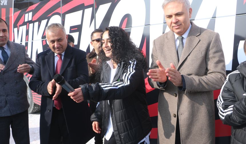 Cumhurbaşkanı Erdoğan, Yüksekovaspor Kadın Futbol Takımı'na otobüs hediye etti