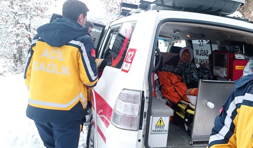Kardan kapanan yol açılıp hastaneye ulaştırıldı