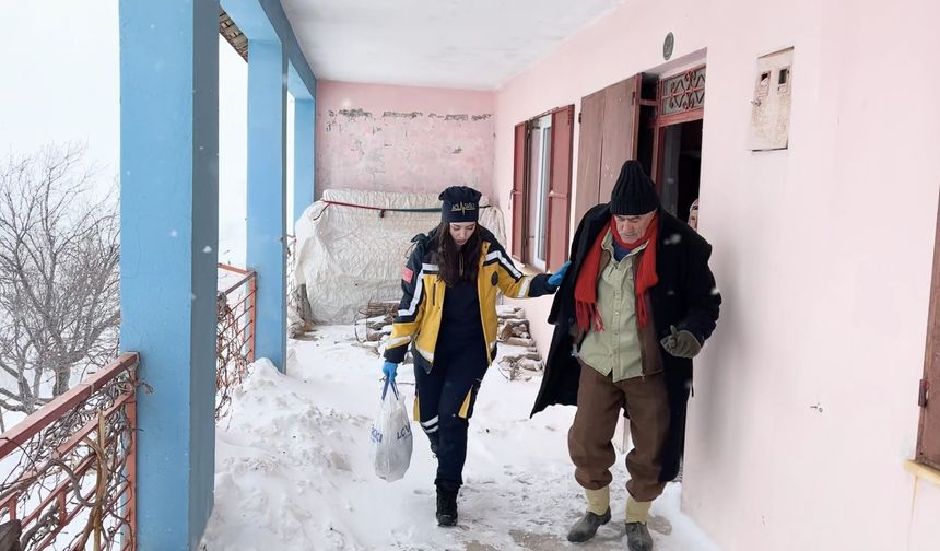 Malatya'da sağlık ekipleri, iş makinesi ile hastaya ulaştı