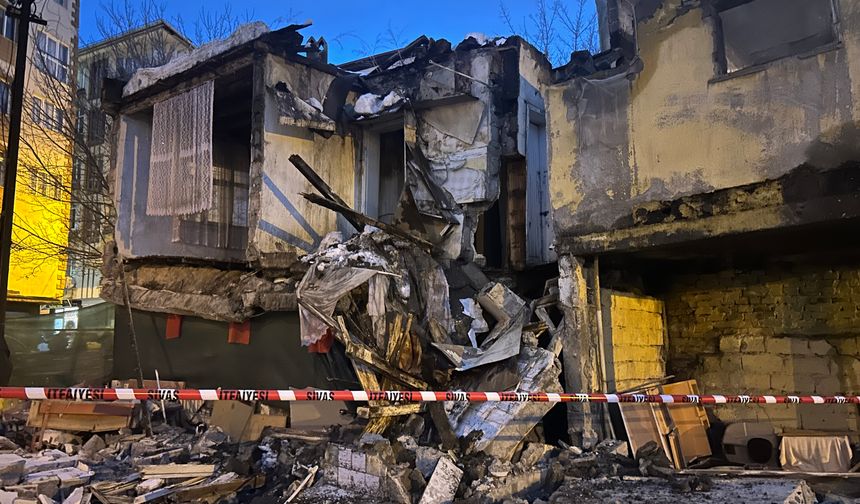 Sivas'ta iki katlı metruk bina çöktü