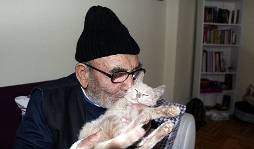 Yanan evinin önünde kedisine sarıldığı fotoğrafla tanınan Ali Meşe 93 yaşında öldü