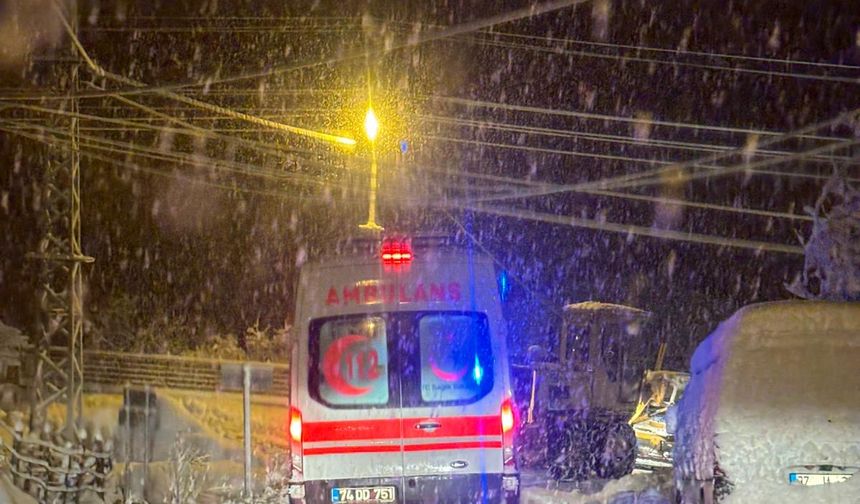 Yolu kardan kapanan köyde rahatsızlanan hasta için ekipler seferber oldu