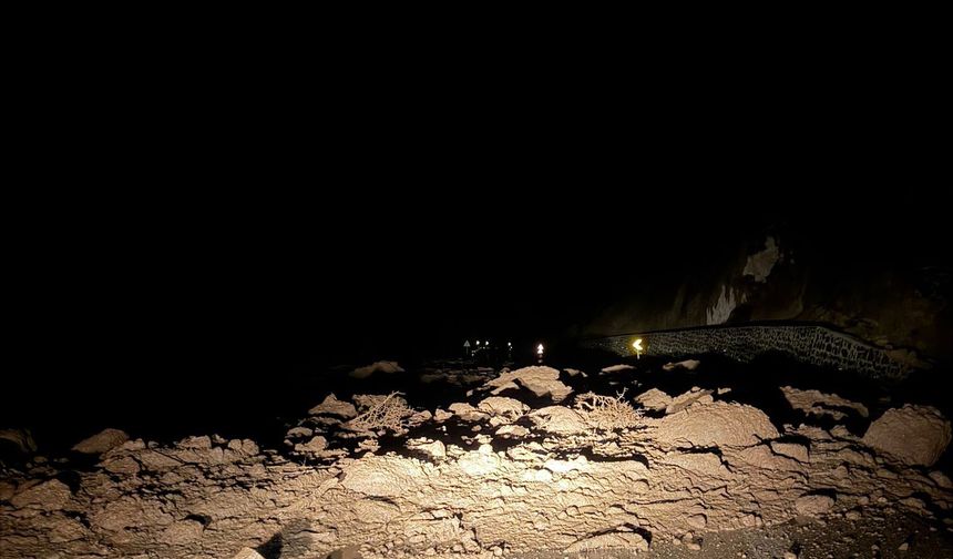 Bolu'da yağmur heyelana neden oldu, ilçe yolu ulaşıma kapandı