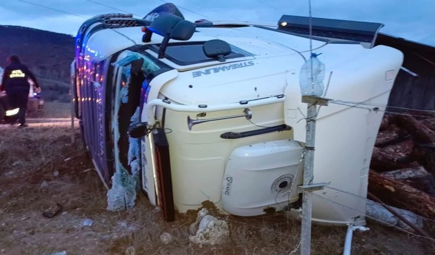 Çankırı'da devrilen TIR'ın sürücüsü hayatını kaybetti